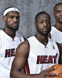 NBA季后赛巅峰对决，詹姆斯50分创纪录助湖人险胜
