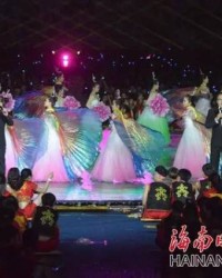  尼斯主场灯光秀致敬传奇，万人合唱震撼全场