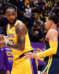 NBA湖人加时争议三分绝杀快船终结四连胜登顶引热议