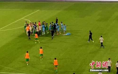  都灵德比战平局收场，双方球迷爆发冲突  